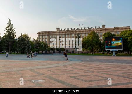 Belgorod, Russland - 08. Juli 2021: Blick auf den Domplatz im Zentrum von Belgorod Stockfoto