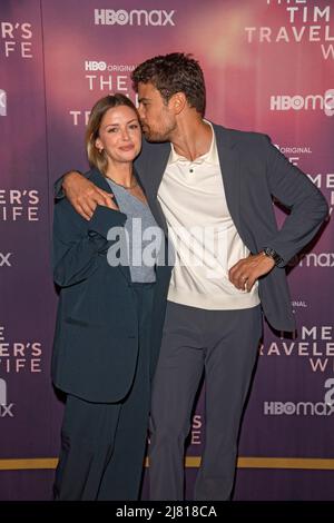 NEW YORK, NEW YORK - 11. MAI: Ruth Kearney und Theo James besuchen am 11. Mai 2022 in New York City die Premiere von „The Time Traveler's Wife“ von HBO in der Morgan Library. Stockfoto