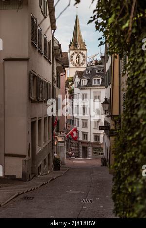 Zürich Schweiz. 7. Juli 2018 Blick auf die Uhr und den Kirchturm der St. Peter Kirche vom Lindenhof aus Stockfoto