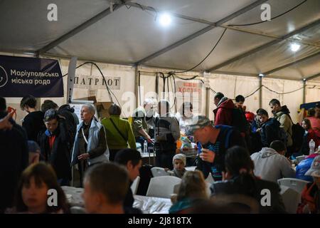 Saporischschschja, Ukraine. 11.. Mai 2022. Ein Mann trinkt Kaffee, nachdem er in einem Flüchtlingszentrum in der Ukraine angekommen ist. Kredit: SOPA Images Limited/Alamy Live Nachrichten Stockfoto