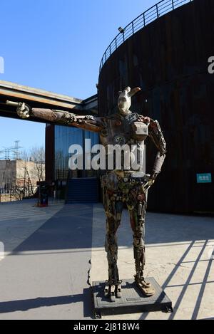 Eine moderne Skulptur vor dem Live Tank 3D Museum in der 798 Art Zone in Peking, China. Stockfoto