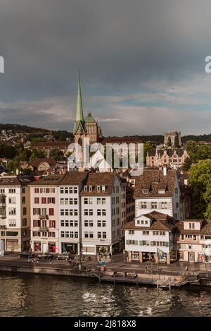 Zürich Schweiz. 7. Juli 2018 Predigerkirche und Limmatquai vom Lindenhof aus gesehen. Stockfoto