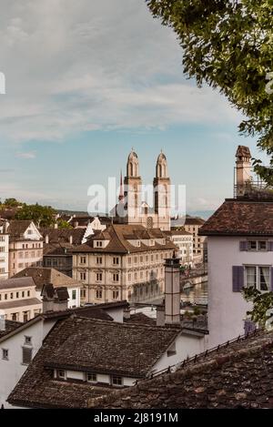 Blick auf das historische Stadtzentrum von Zürich mit der berühmten Grossmünster-Kirche aus dem Lindenhof-Park, Zürich, Schweiz Stockfoto