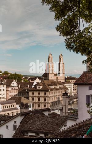 Blick auf das historische Stadtzentrum von Zürich mit der berühmten Grossmünster-Kirche aus dem Lindenhof-Park, Zürich, Schweiz Stockfoto