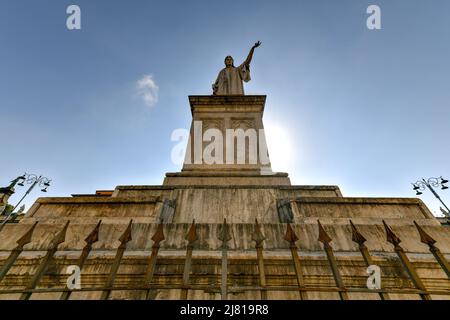 Statue von Dante Alighieri auf der Piazza Dante in Neapel, Italien. Stockfoto