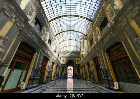 Neapel, Kampanien, Italien - 16. August 2021: Innenraum der Galleria Principe di Napoli im neunzehnten Jahrhundert im Liberty-Stil erbaut. Stockfoto