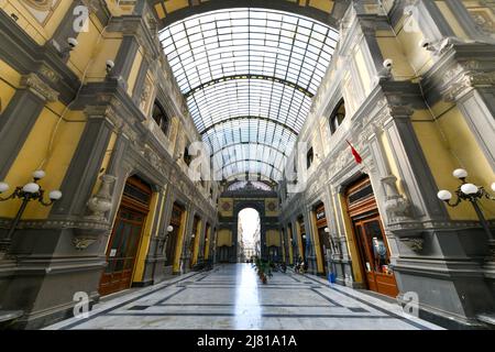 Neapel, Kampanien, Italien - 16. August 2021: Innenraum der Galleria Principe di Napoli im neunzehnten Jahrhundert im Liberty-Stil erbaut. Stockfoto