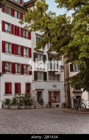 Zürich Schweiz. 5. Juli 2018 Blick auf den St. Peter Hofstatt Platz vor der St. Peter Kirche in Zürich, mit Gebäuden, Gewerbeimmobilien. Stockfoto