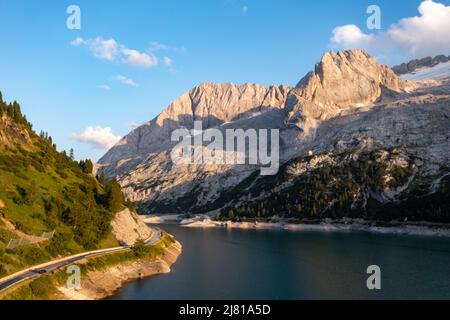 Lago Fedaia (Fedaia See), Val di Fassa, Trentino Alto Adige, einem künstlichen See und ein Damm in der Nähe von Canazei Stadt, am Fuße der Marmolada Massiv entfernt. Stockfoto