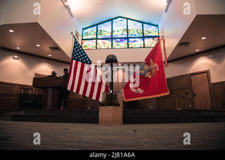 Marine Corps Base Hawaii, Hawaii, USA. 6.. Mai 2022. Während der PFC des U.S. Marine Corps wird ein Schlachtfeld-Kreuz angezeigt. Isaac Romeros Gedenkgottesdienst, Marine Corps Base Hawaii Chapel, MCBH, 6. Mai 2022. Der Gottesdienst wurde zu Ehren von Romero abgehalten, der am 24. April 2022 verstorben ist. Quelle: Christian Tofteroo/USA Marines/ZUMA Press Wire Service/ZUMAPRESS.com/Alamy Live News Stockfoto