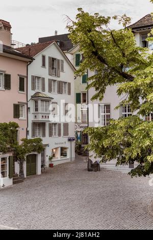 Zürich Schweiz. 5. Juli 2018 Blick auf den St. Peter Hofstatt Platz vor der St. Peter Kirche in Zürich, mit Gebäuden, Gewerbeimmobilien. Stockfoto