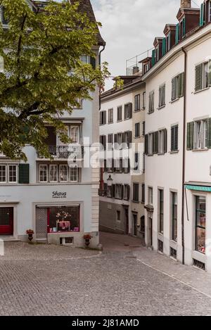 Zürich Schweiz. 5. Juli 2018 Blick auf den St. Peter Hofstatt Platz vor der St. Peter Kirche in Zürich, mit Gebäuden, Gewerbeimmobilien. Stockfoto