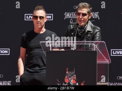 Los Angeles, USA. 11.. Mai 2022. (L-R) Stephen Perkins und Perry Farrell von Janes Addiction bei der Handdruckzeremonie von Smashing Pumpkins, die am Mittwoch, dem 11. Mai 2022, im TCL Chinese Theatre abgehalten wurde. (Foto: Sthanlee B. Mirador/Sipa USA) Quelle: SIPA USA/Alamy Live News Stockfoto