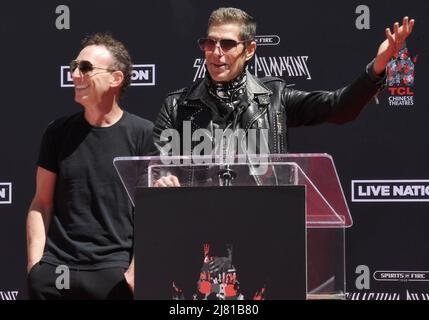 Los Angeles, USA. 11.. Mai 2022. (L-R) Stephen Perkins und Perry Farrell von Janes Addiction bei der Handdruckzeremonie von Smashing Pumpkins, die am Mittwoch, dem 11. Mai 2022, im TCL Chinese Theatre abgehalten wurde. (Foto: Sthanlee B. Mirador/Sipa USA) Quelle: SIPA USA/Alamy Live News Stockfoto