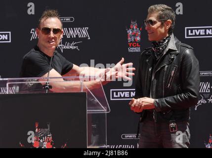 Los Angeles, USA. 11.. Mai 2022. (L-R) Stephen Perkins und Perry Farrell von Janes Addiction bei der Handdruckzeremonie von Smashing Pumpkins, die am Mittwoch, dem 11. Mai 2022, im TCL Chinese Theatre abgehalten wurde. (Foto: Sthanlee B. Mirador/Sipa USA) Quelle: SIPA USA/Alamy Live News Stockfoto