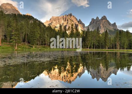 Sommeransicht des Antorno-Sees (Lago di Antorno) in den Dolomiten, Provinz Belluno, Italien. Lake Antorno, Three Peaks of Lavaredo, Lake Antorno Stockfoto