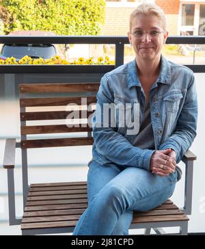 Hannover, Deutschland. 10.. Mai 2022. Yvonne Sabovic-Dunsing, Leiterin des Spezialbereichs für Menschen mit Adipositas, sitzt auf einem extra großen Stuhl für Bewohner der Pflegestelle auf dem Gelände des Gesundheitsunternehmens Diakovere in Hannover. Das Angebot richtet sich an 30- bis 60-Jährige, die dauerhaft Gewicht verlieren und wieder mobil werden wollen. (To dpa: „Die versteckte Pandemie - rund 14 Millionen Menschen mit Adipositas“) Quelle: Mia Bucher/dpa/Alamy Live News Stockfoto