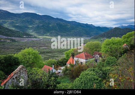 Blick vom Dorf auf das Viadukt über das Tal Stockfoto