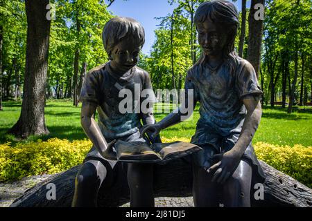 Charkiw, Ukraine. 6.. Mai 2022. Eine Statue von Kindern, die durch einen Granatwerfer in einem Park in Charkiw, Ukraine, durch einen Schrapnel beschädigt wurden. Während Russland seine Truppen neu versorgt und die Offensive auf den östlichen Teil der Ukraine konzentriert hat, sind Charkow und die umliegenden Gebiete in der Ukraine nun ständig von russischen Bombardierungen und Luftangriffen bedroht. (Bild: © Alex Chan/SOPA Images via ZUMA Press Wire) Stockfoto