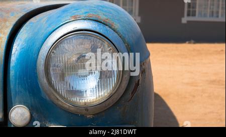 Detailansicht eines alten und rostigen Autos. Parkplatz an der Solitaire Service Station in der Namib Wüste von Namibia, Afrika. Stockfoto