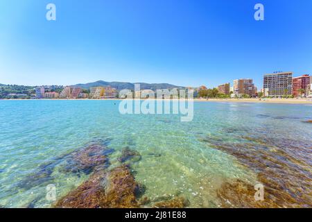 Panoramablick auf Playa de la Concha in Ororpesa del Mar, Ferienort an der spanischen Mittelmeerküste Stockfoto