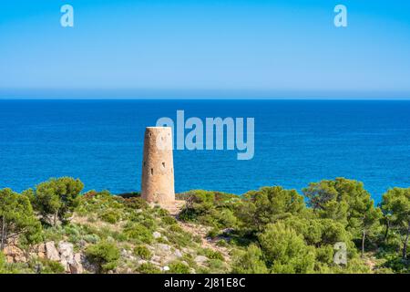 Idyllische mediterrane Meereslandschaft. Torre del la Corda in Oropesa del Mar, Spanien Stockfoto