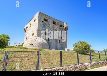 Mittelalterliche Festung an der spanischen Mittelmeerküste bekannt als Torre del Rey in Oropesa del Mar, Region Valencia, Spanien Stockfoto