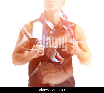 Doppelbelichtung von Trainer- und Sportmanntraining auf dem Laufband im Fitnessstudio auf weißem Hintergrund Stockfoto