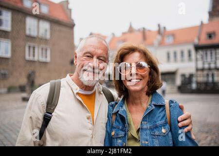Fröhliche ältere Touristen im Freien in der historischen Stadt Stockfoto