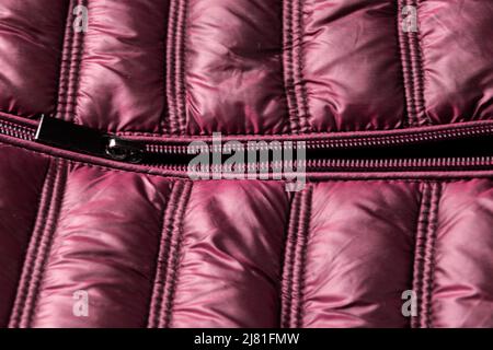 Detail der lila Winterjacke, Wasser- und winddicht Material, Stoff Stoffmuster Stockfoto