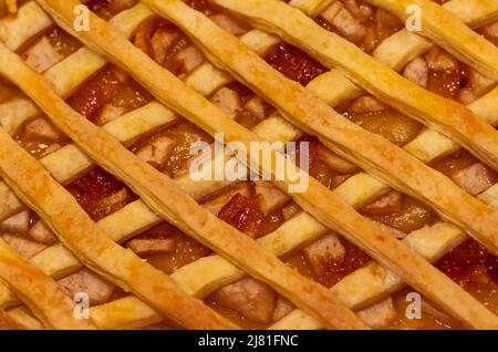 Hausgemachter knuspriger Kuchen mit Früchten, Draufsicht. Köstlicher Pfirsichkuchen. Niemand, verschwommenes Foto, selektiver Fokus Stockfoto