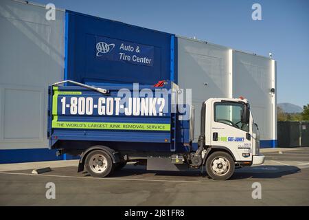 1-800-JUNK? LKW, der außerhalb des AAA Auto & Tire Service in Windsor, Kalifornien, geparkt wurde. Stockfoto