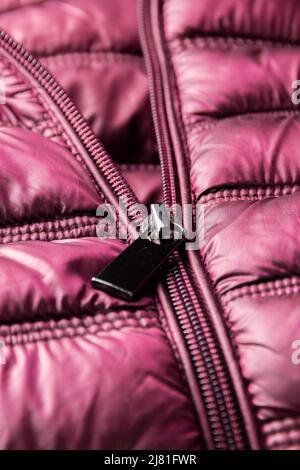 Detail der lila Winterjacke, Wasser- und winddicht Material, Stoff Stoffmuster Stockfoto