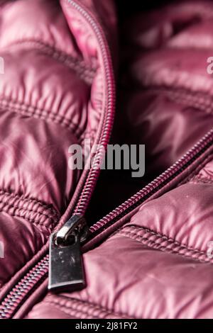 Detail der lila Winterjacke, Wasser- und winddicht Material, Stoff Stoffmuster Stockfoto