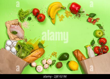 Frisches Gemüse, Fleisch, Brot Obst in Papier Lebensmittelbeutel. Lieferung gesunde Lebensmittel Hintergrund. Gesunde Lebensmittel Kochen Zutaten auf weiß, Hintergrund, Sho Stockfoto