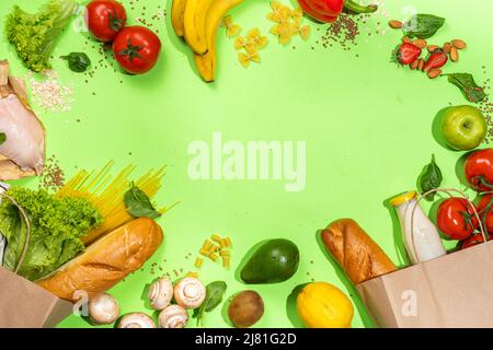 Frisches Gemüse, Fleisch, Brot Obst in Papier Lebensmittelbeutel. Lieferung gesunde Lebensmittel Hintergrund. Gesunde Lebensmittel Kochen Zutaten auf weiß, Hintergrund, Sho Stockfoto