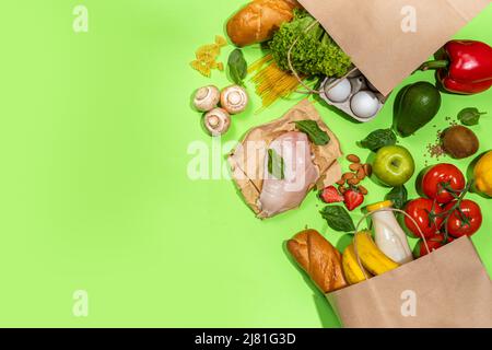 Frisches Gemüse, Fleisch, Brot Obst in Papier Lebensmittelbeutel. Lieferung gesunde Lebensmittel Hintergrund. Gesunde Lebensmittel Kochen Zutaten auf weiß, Hintergrund, Sho Stockfoto