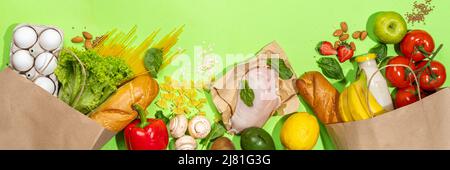 Frisches Gemüse, Fleisch, Brot Obst in Papier Lebensmittelbeutel. Lieferung gesunde Lebensmittel Hintergrund. Gesunde Lebensmittel Kochen Zutaten auf weiß, Hintergrund, Sho Stockfoto