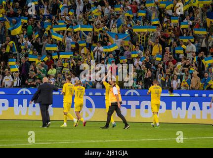 Monchengladbach, Nordrhein-Westfalen, Deutschland. 11.. Mai 2022. Die ukrainischen Spieler DENYS GARMASH (19), MYKHAILO MUDRYK (17) und DENYS POPOV (4) danken den Fans nach dem Spiel. Borussia Monchengladbach war Gastgeber der Ukraine im Borussia Park in Monchengladbach. (Bild: © Kai Dambach/ZUMA Press Wire) Stockfoto