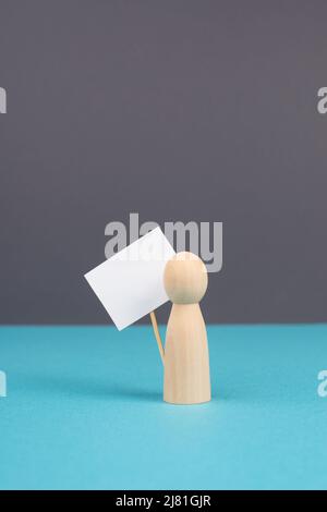 Protestler mit leerem Schild, Demonstration für Menschenrechte und Freiheit, politische Bewegung, Aktivisten gegen Krieg Stockfoto