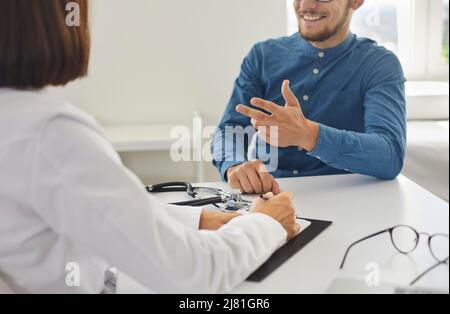 Mann, der eine professionelle medizinische Beratung hat und über seine Behandlung mit einem Arzt spricht Stockfoto