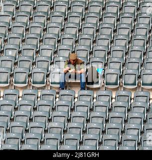 Monchengladbach, Nordrhein-Westfalen, Deutschland. 11.. Mai 2022. Ein Fan isst vor dem Spiel einen Snack. Borussia Monchengladbach war Gastgeber der Ukraine im Borussia Park in Monchengladbach. (Bild: © Kai Dambach/ZUMA Press Wire) Stockfoto