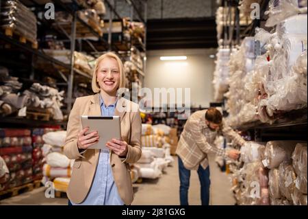 Nahaufnahme einer Gruppe von Arbeitern, die in einem Lager arbeiten Stockfoto