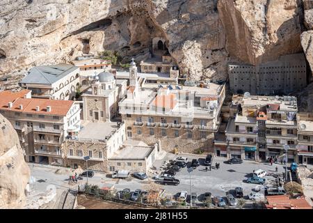 Die Stadt Maaloula im Süden Syriens wurde in den zerklüfteten Berghang gebaut Stockfoto