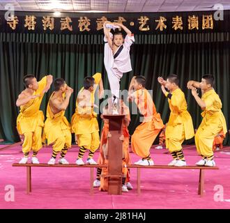 Lehrlinge im berühmten Shaolin-Tempel in Dengfeng, Henan, China, üben ihre Kampfkunst und akrobatischen Fähigkeiten aus. Stockfoto