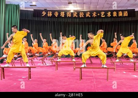 Lehrlinge im berühmten Shaolin-Tempel in Dengfeng, Henan, China, üben ihre Kampfkunst und akrobatischen Fähigkeiten aus. Stockfoto