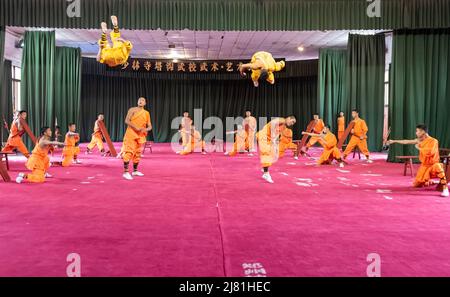 Lehrlinge im berühmten Shaolin-Tempel in Dengfeng, Henan, China, üben ihre Kampfkunst und akrobatischen Fähigkeiten aus. Stockfoto