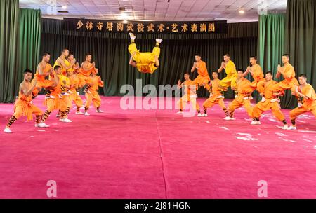 Lehrlinge im berühmten Shaolin-Tempel in Dengfeng, Henan, China, üben ihre Kampfkunst und akrobatischen Fähigkeiten aus. Stockfoto