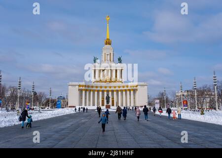 Moskau, Russland - 3. April 2022: Gasse an einem sonnigen Frühlingstag vor dem Ausstellungspavillon Nummer 1 'Central' oder 'Main Pavilion VDNKH USSR' in Stockfoto