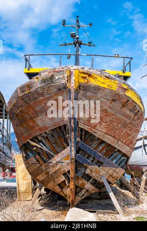 Alte Boote am Strand in Bar City, Montenegro Stockfoto